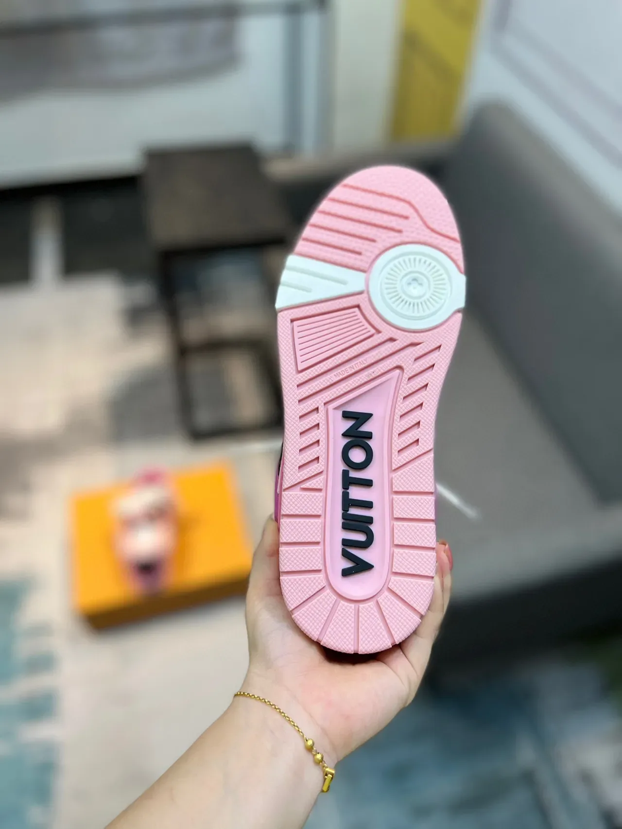 لويس فويتون LV Trainer حذاء رياضي أسلوب حياة وردي أسود معدني مع الجزء العلوي المعدني والتكسير الزهوري المثقوب 9