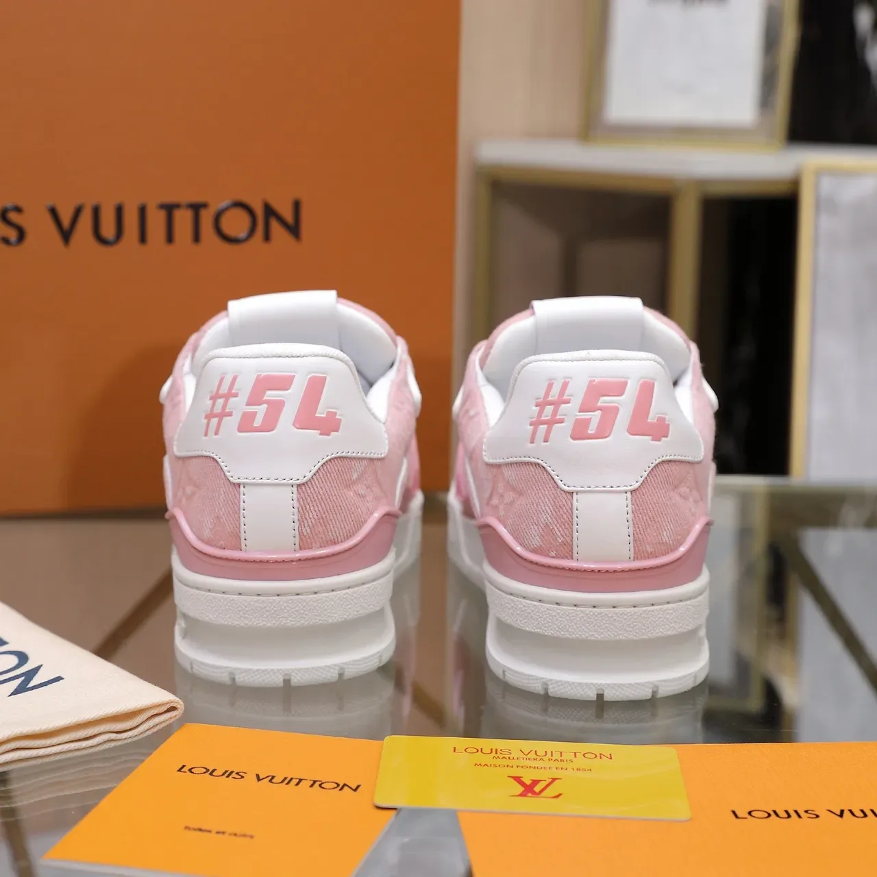 لويس فيتون LV Trainer حذاء رياضي وردي أبيض نسيج جينز أعلى طباعة مونوغرام طبقة أسلوب حياة 2
