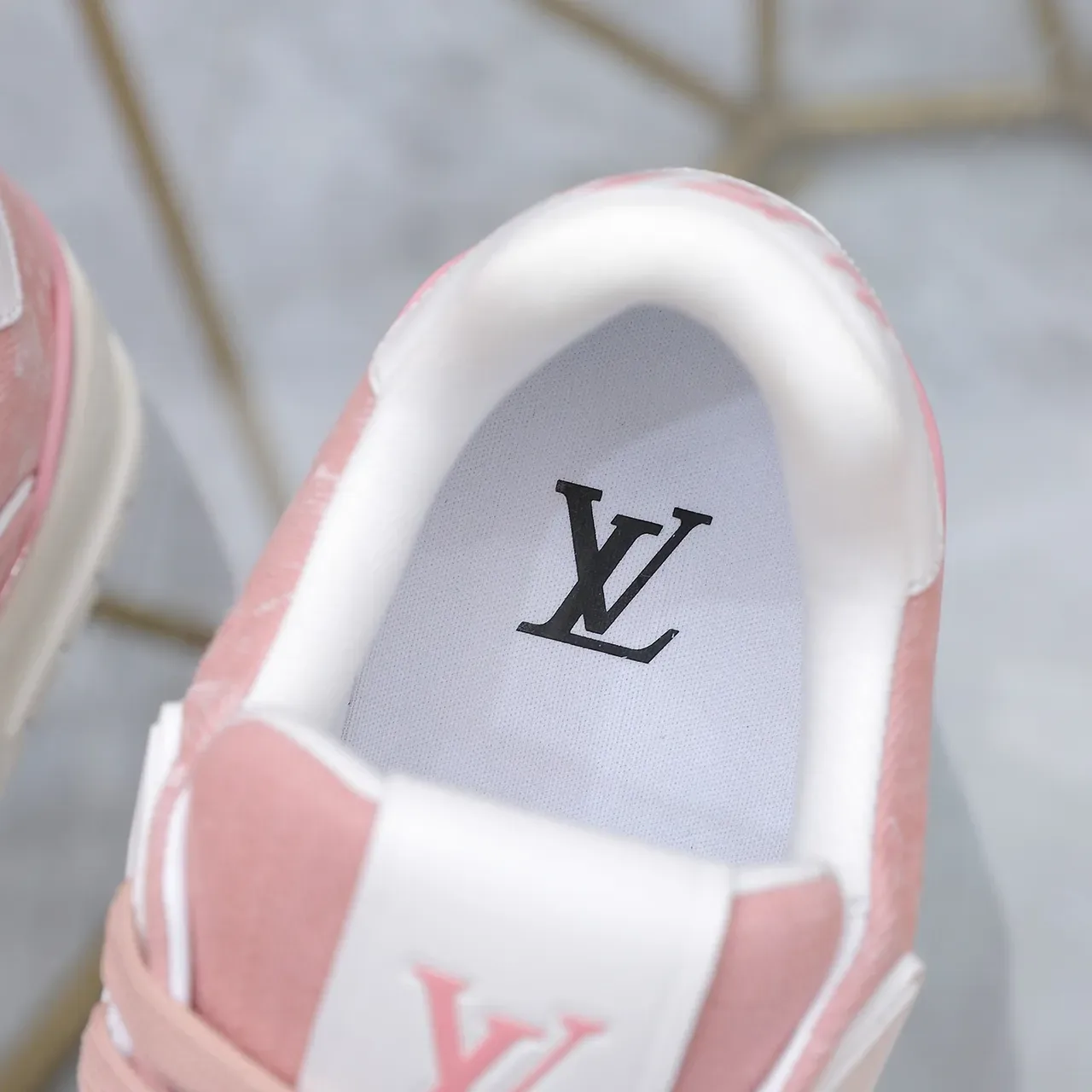 لويس فيتون LV Trainer حذاء رياضي وردي أبيض نسيج جينز أعلى طباعة مونوغرام طبقة أسلوب حياة 3