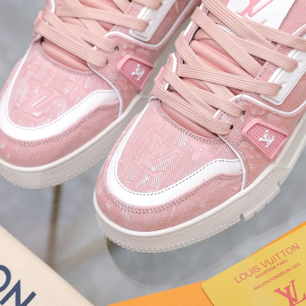 لويس فيتون LV Trainer حذاء رياضي وردي أبيض نسيج جينز أعلى طباعة مونوغرام طبقة أسلوب حياة 4