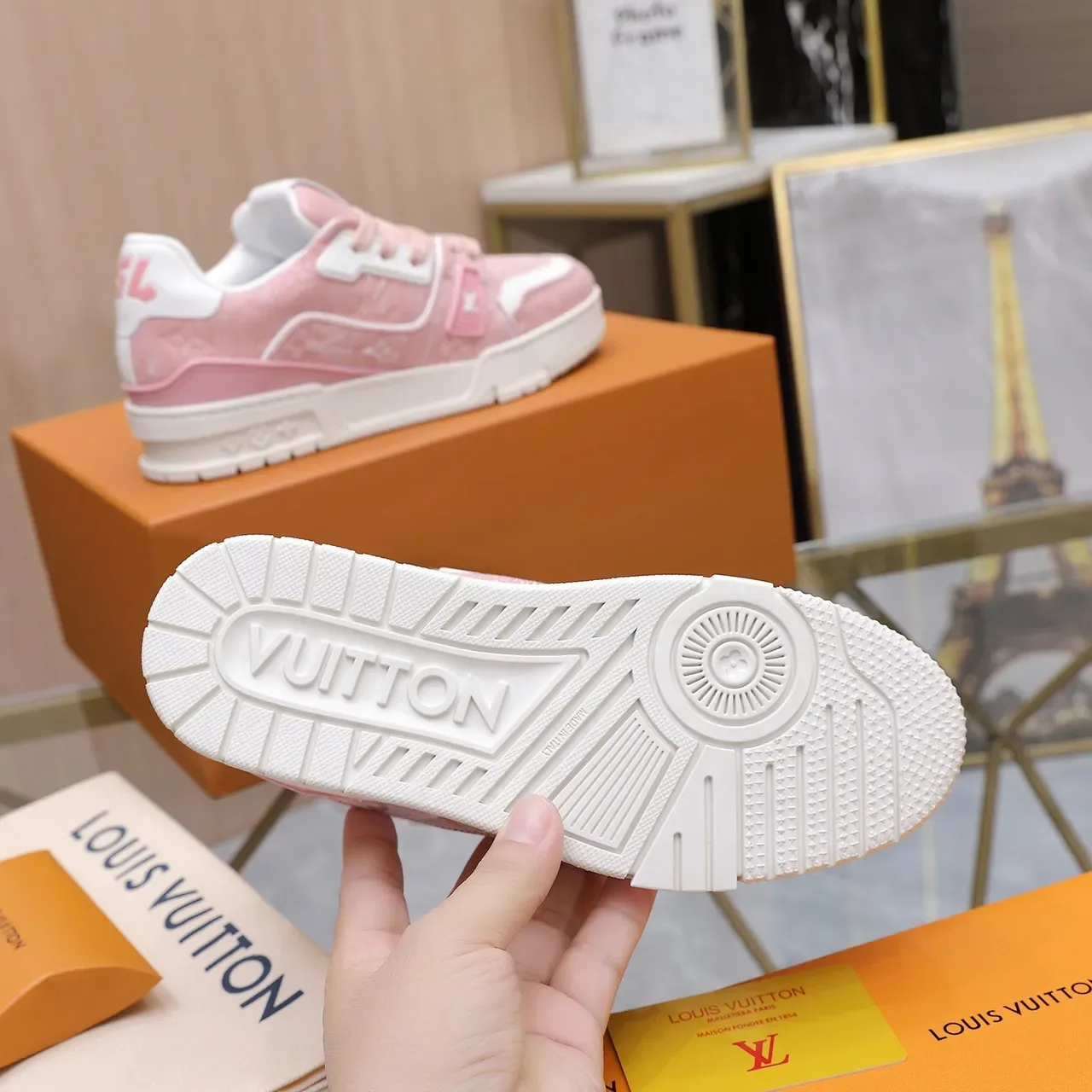 لويس فيتون LV Trainer حذاء رياضي وردي أبيض نسيج جينز أعلى طباعة مونوغرام طبقة أسلوب حياة 5