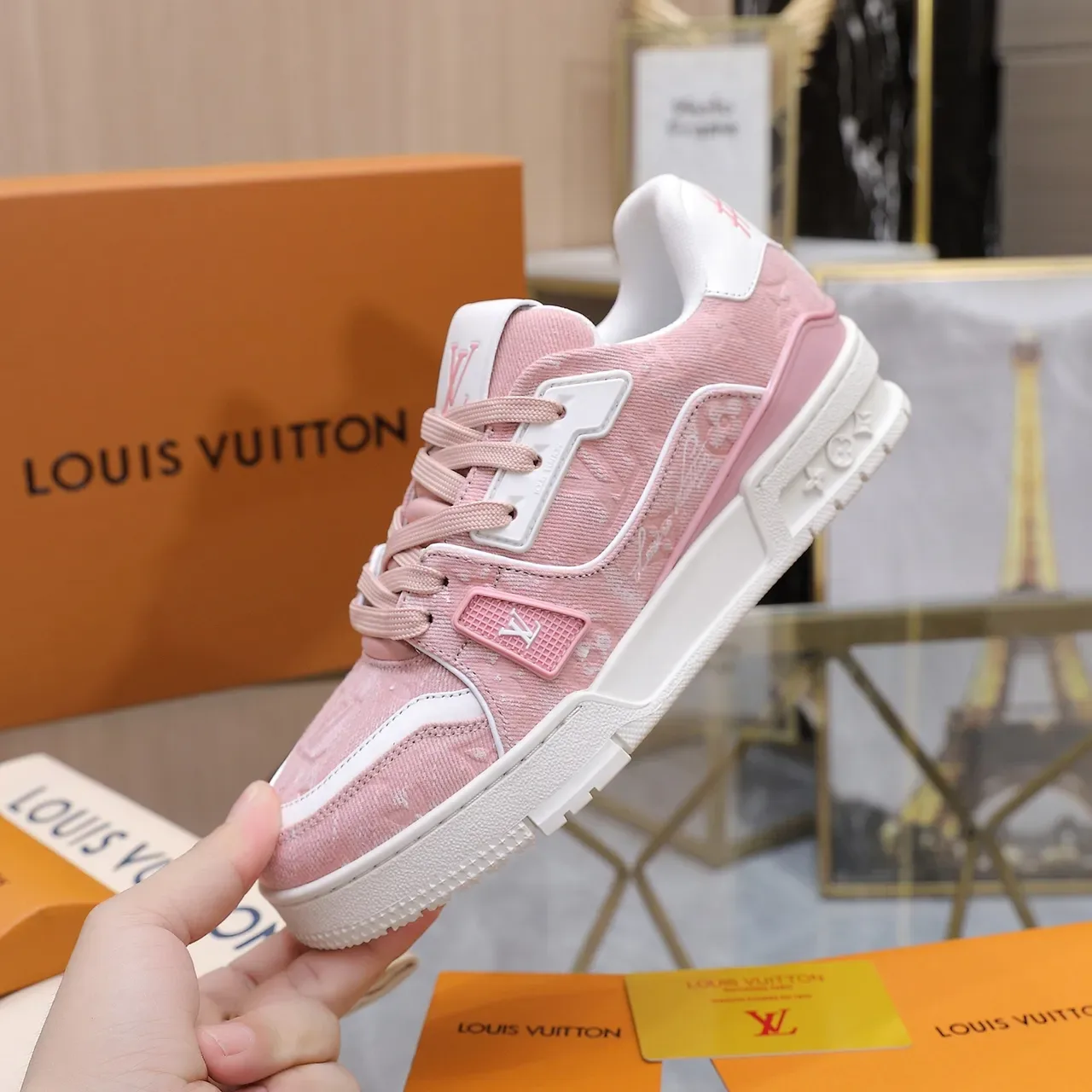 لويس فيتون LV Trainer حذاء رياضي وردي أبيض نسيج جينز أعلى طباعة مونوغرام طبقة أسلوب حياة 6