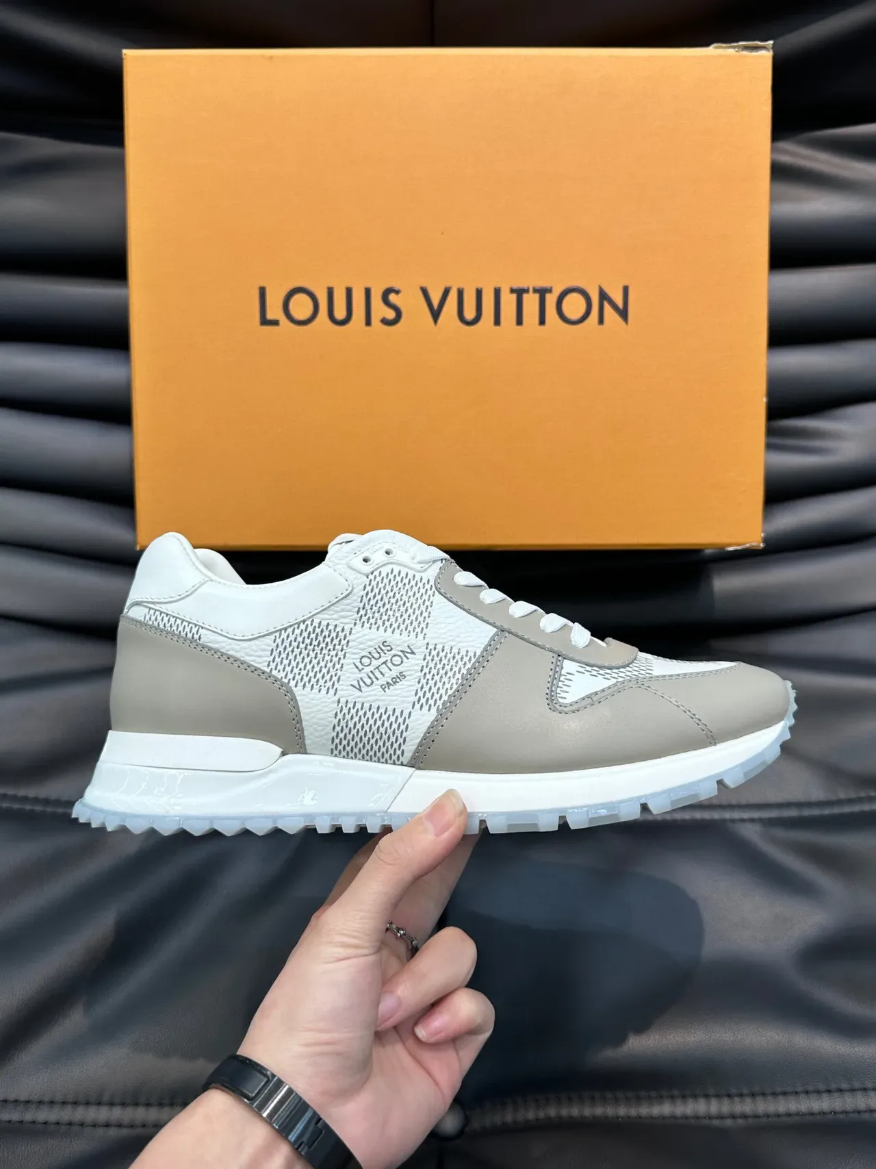 Louis Vuitton LV Trainer Tênis Lifestyle Branco Bege Low-Top Malha e Couro Panelado 8