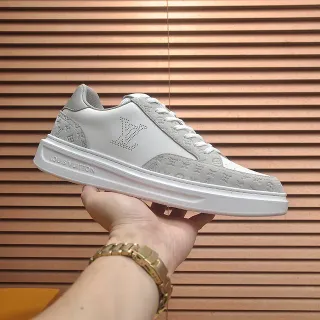 Louis Vuitton LV Trainer branco cinza perfurado logotipo monograma camurça painéis sneakers lifestyle