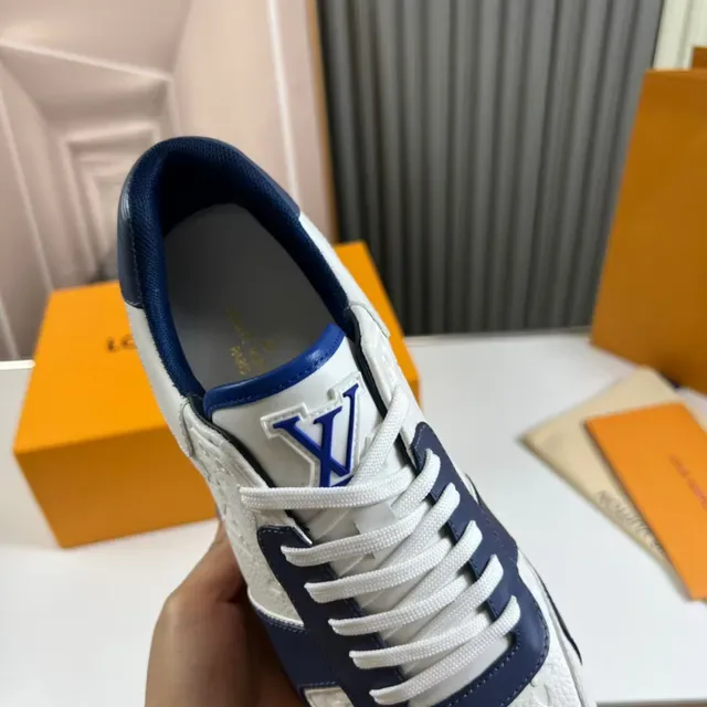 Louis Vuitton LV Trainer Sneakers Lifestyle Blanc et Navy Cuir Monogram Panneaux Bloqués de Couleur 3