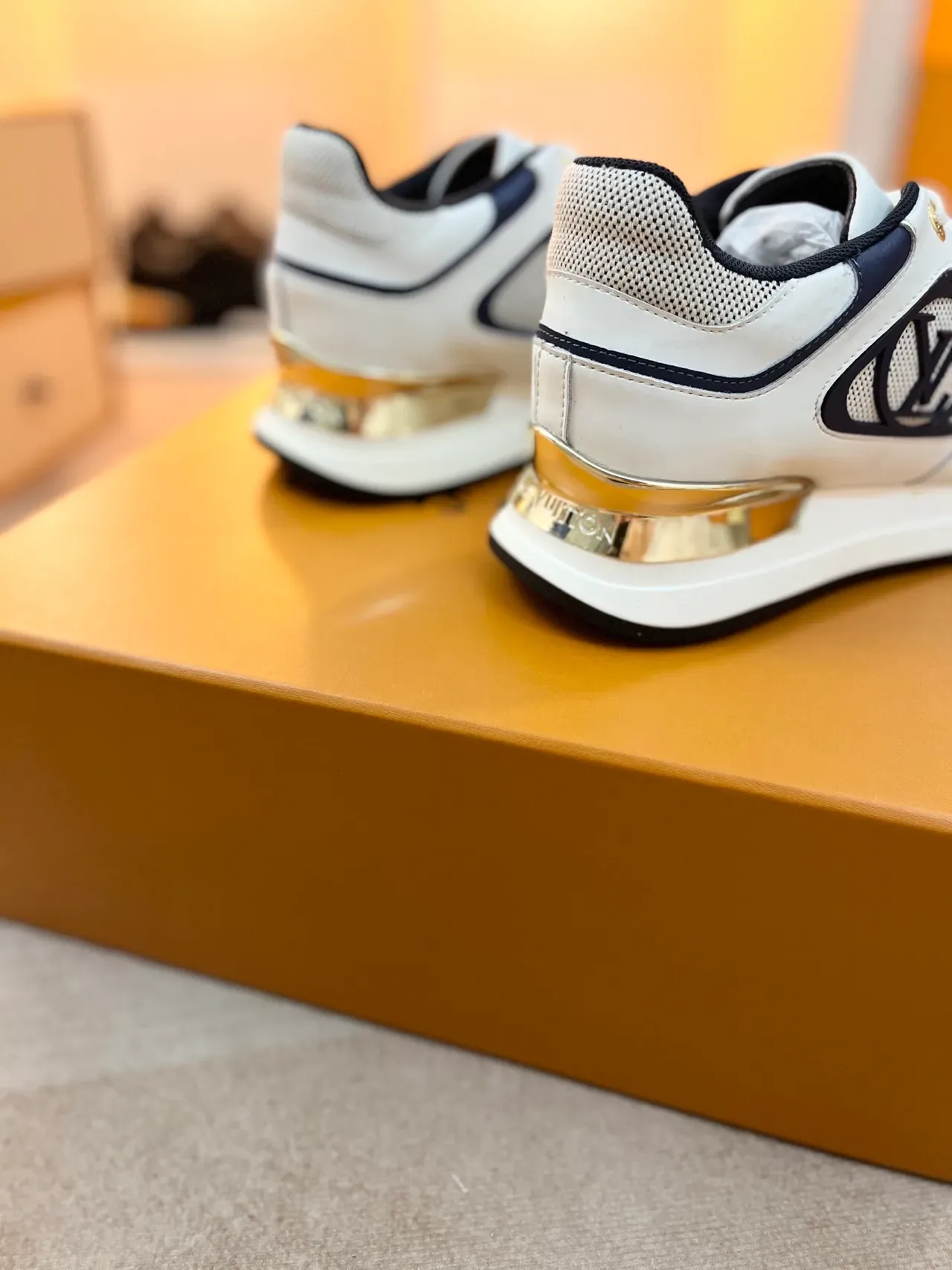 Louis Vuitton LV Trainer Tênis Lifestyle Branco Navy Monogramado Painel Lateral Mesh e Couro Híbrido Superior 2