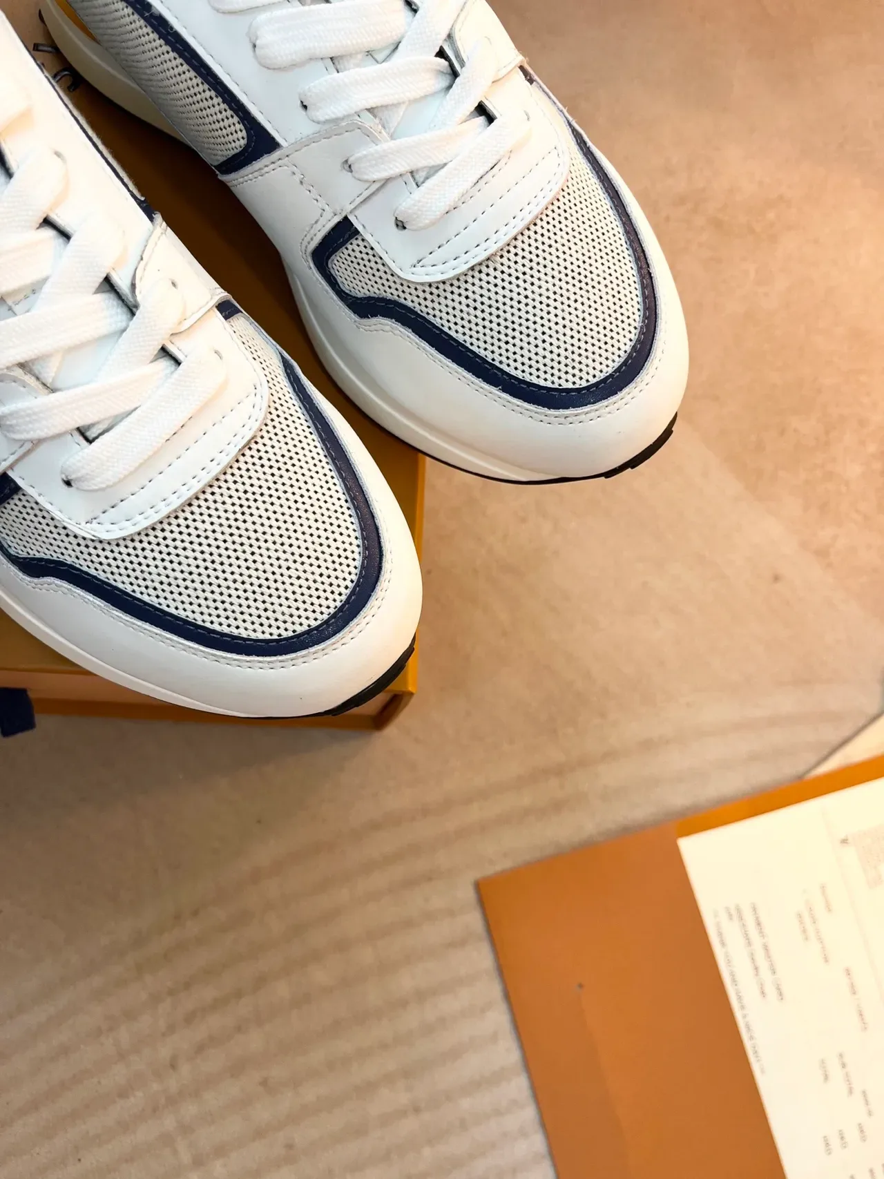 Louis Vuitton LV Trainer Tênis Lifestyle Branco Navy Monogramado Painel Lateral Mesh e Couro Híbrido Superior 3