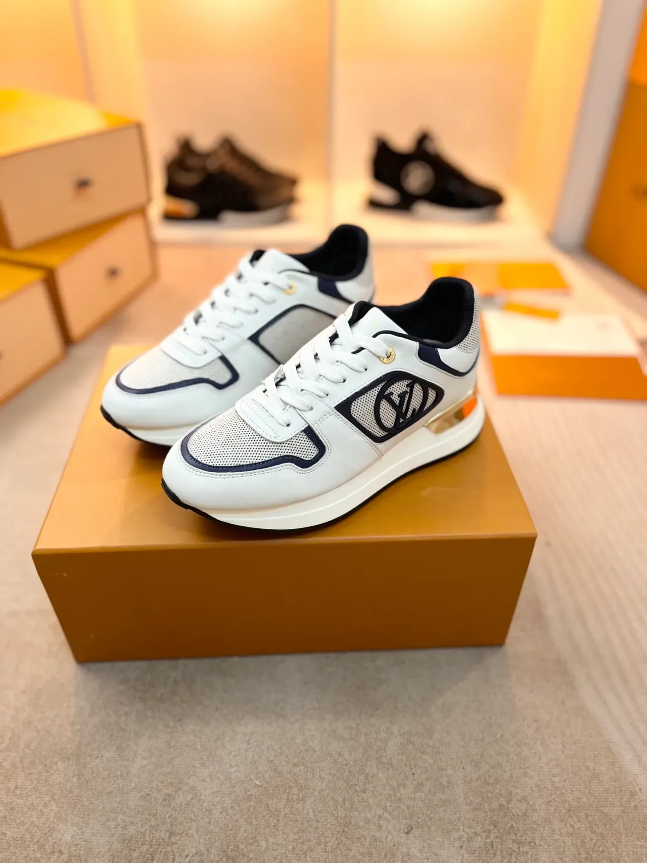 Louis Vuitton LV Trainer Tênis Lifestyle Branco Navy Monogramado Painel Lateral Mesh e Couro Híbrido Superior 4