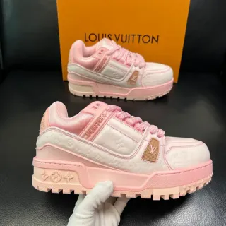 লুই ভিটন LV Trainer সাদা গোলাপি মোনোগ্রাম-এমবসড লেদার চাঙ্কি প্ল্যাটফর্ম সোল লাইফস্টাইল স্নিকার