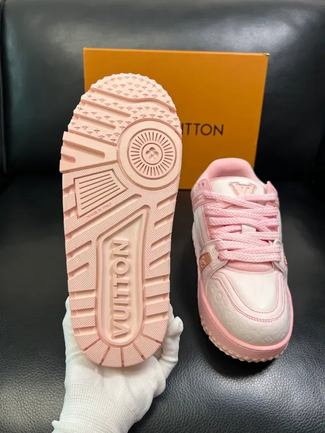 লুই ভিটন LV Trainer সাদা গোলাপি মোনোগ্রাম-এমবসড লেদার চাঙ্কি প্ল্যাটফর্ম সোল লাইফস্টাইল স্নিকার 2