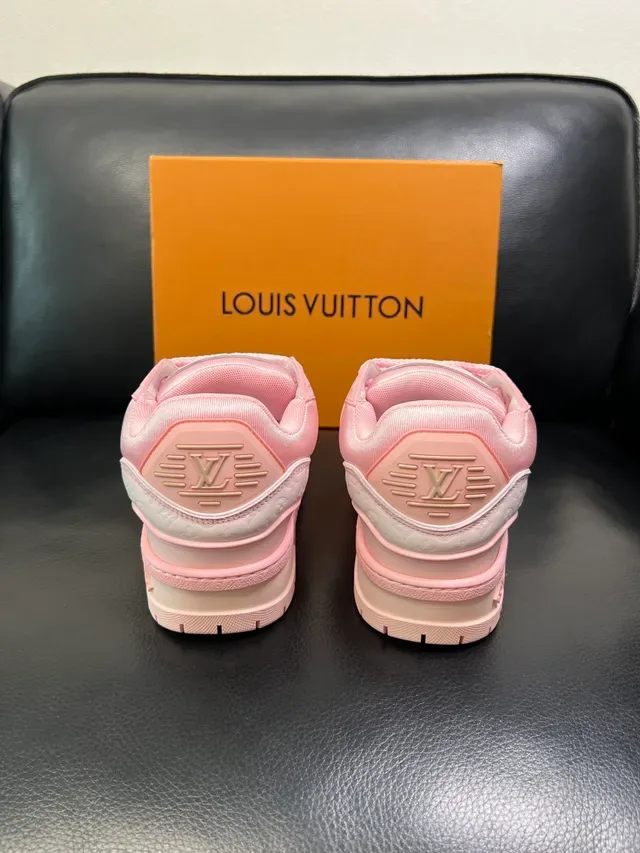 লুই ভিটন LV Trainer সাদা গোলাপি মোনোগ্রাম-এমবসড লেদার চাঙ্কি প্ল্যাটফর্ম সোল লাইফস্টাইল স্নিকার 3