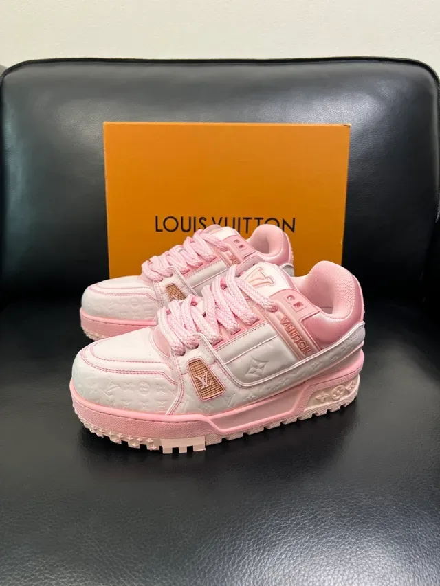 লুই ভিটন LV Trainer সাদা গোলাপি মোনোগ্রাম-এমবসড লেদার চাঙ্কি প্ল্যাটফর্ম সোল লাইফস্টাইল স্নিকার 5