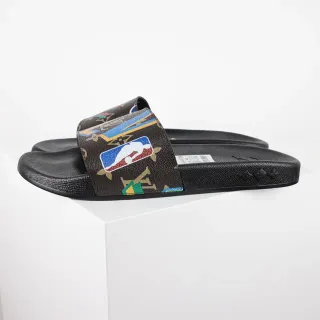 लुई विट्टन LV x NBA Slide काला बहुरंगी मोनोग्राम कैनवास स्ट्रैप लोगो पैच स्लिपर्स