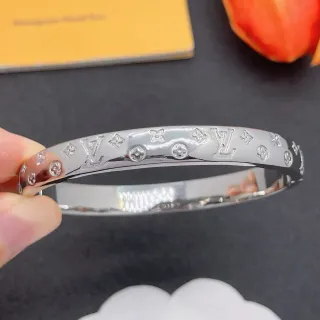 Louis Vuitton Monogram سوار فضي مصقول منقوش