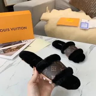 Louis Vuitton Monogram Canvas y pantuflas de piel negra