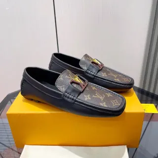 Louis Vuitton मोनोग्राम कैनवास और ब्लैक लेदर लोफर्स