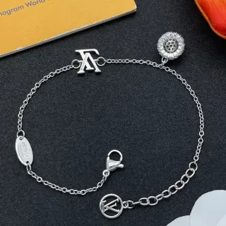 Louis Vuitton Monogram Charm pulsera de cadena plateada