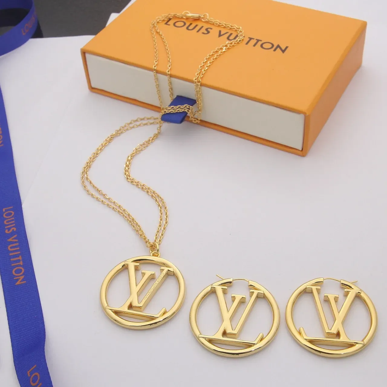 Louis Vuitton Monogram Circle Rose-Gold Pendant Necklace 4