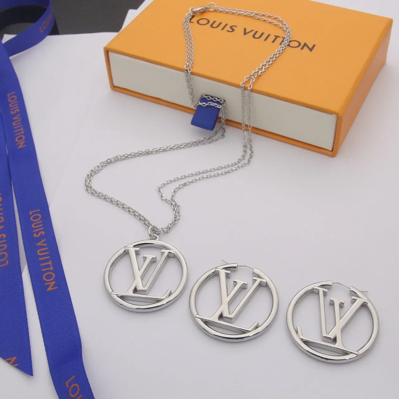Louis Vuitton Monogram Circle Rose-Gold Pendant Necklace 8