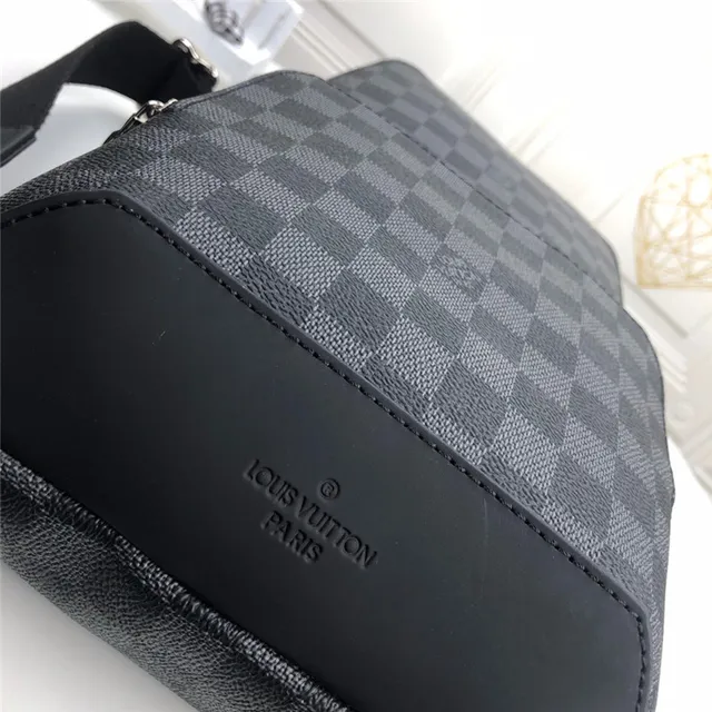 Louis Vuitton Monogram Eclipse Bolsa mensageiro 24