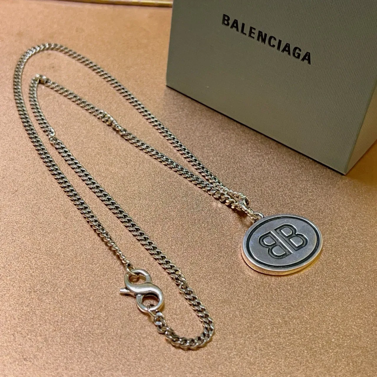 جاكيت بومبر Louis Vuitton Monogram Jacquard ذهبي معدني 3