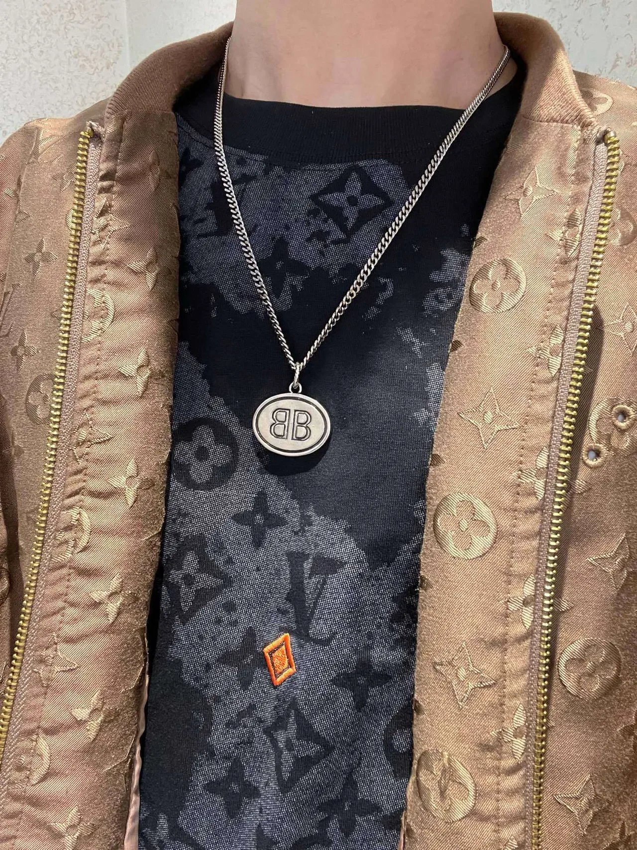 جاكيت بومبر Louis Vuitton Monogram Jacquard ذهبي معدني 4