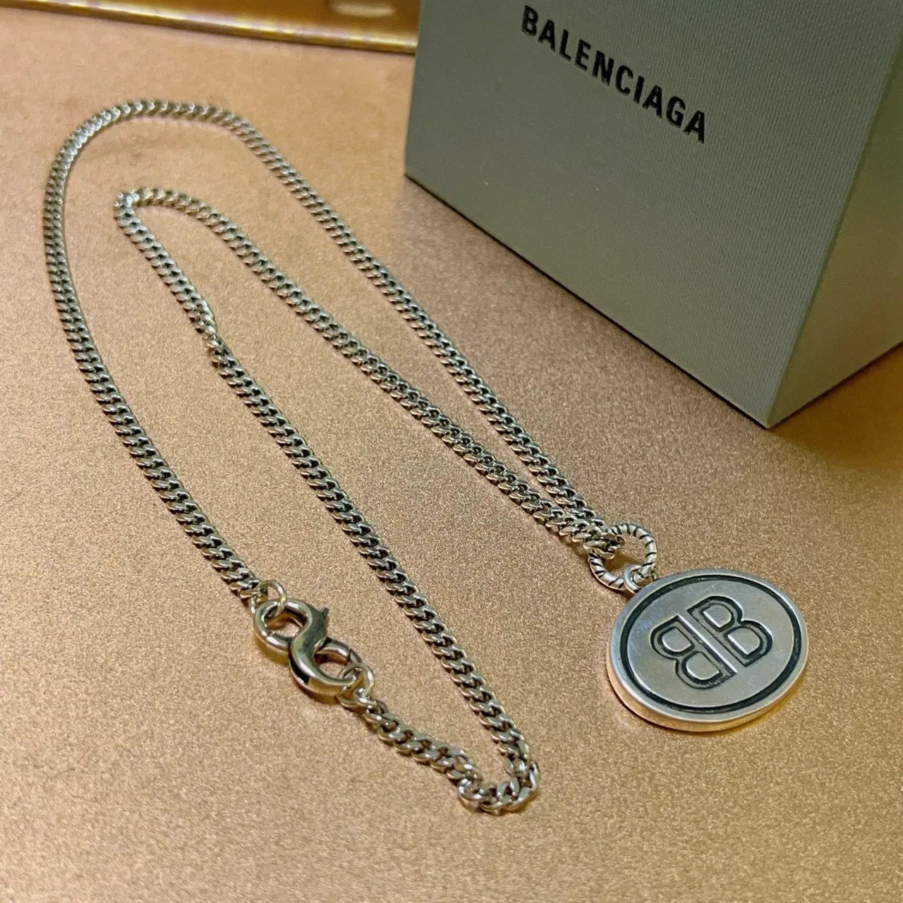 جاكيت بومبر Louis Vuitton Monogram Jacquard ذهبي معدني 6
