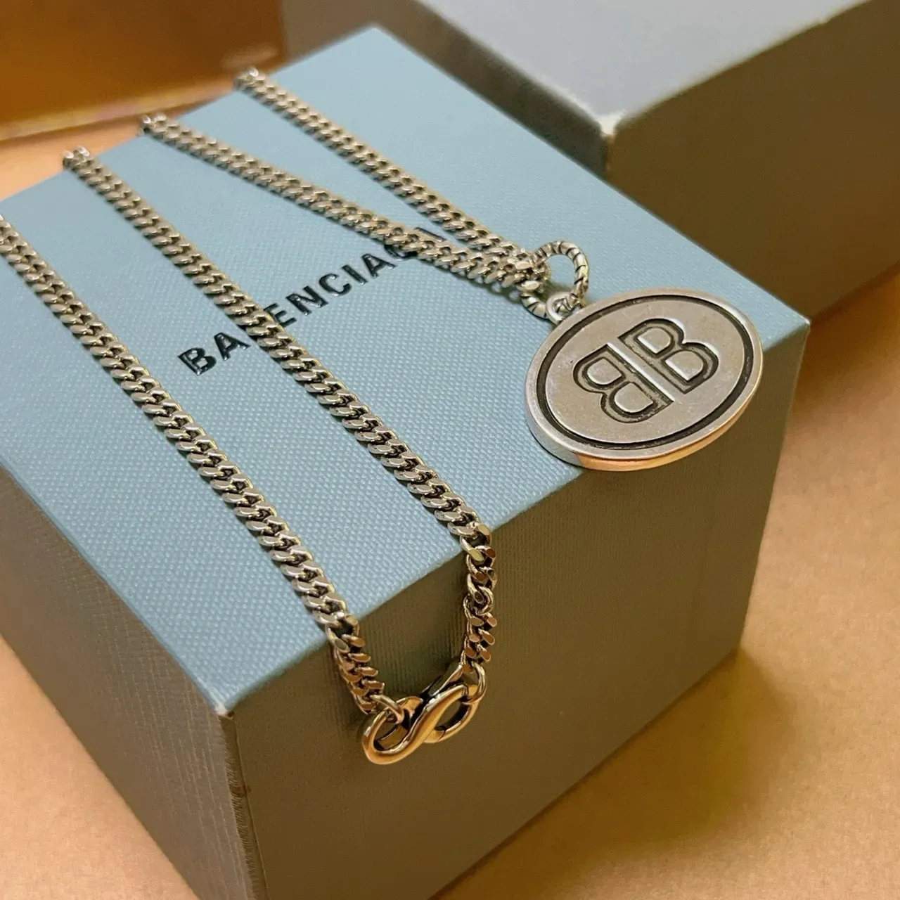 جاكيت بومبر Louis Vuitton Monogram Jacquard ذهبي معدني 8