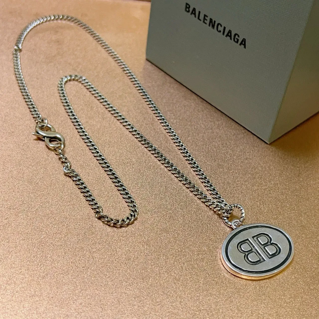 جاكيت بومبر Louis Vuitton Monogram Jacquard ذهبي معدني 9