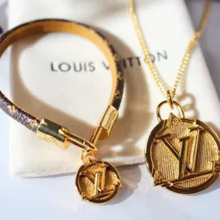 Joyería Louis Vuitton Monogram de tono dorado LV Collar colgante