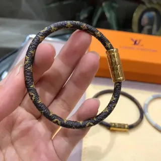 سوار Louis Vuitton Monogram جلد أسود ذهبي مضفر أسطواني مغناطيسي