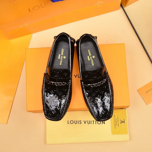 Louis Vuitton Monogram Patent Chain Loafer Mocassin en Cuir Noir 9