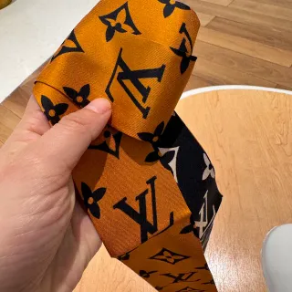 Louis Vuitton Monogram रिवर्सिबल पतला रेशम स्कार्फ
