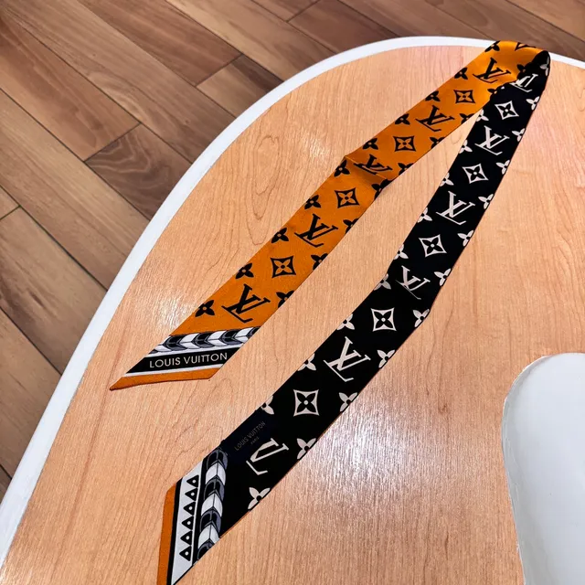 Louis Vuitton Monogram Écharpe de soie étroite réversible 5