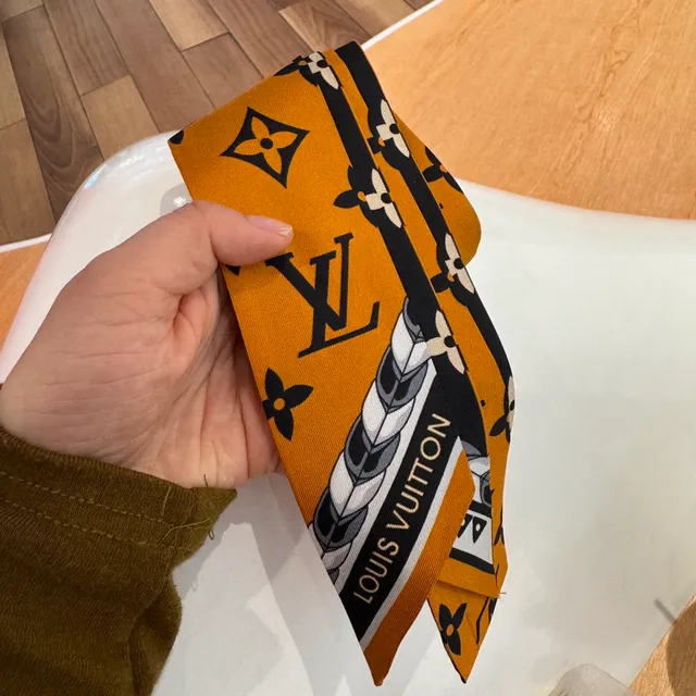 Louis Vuitton Monogram Écharpe de soie étroite réversible 6