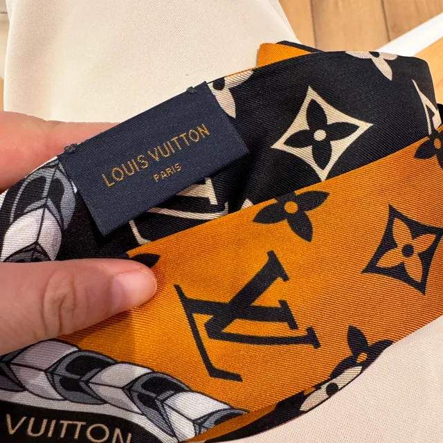 Louis Vuitton Monogram Écharpe de soie étroite réversible 7