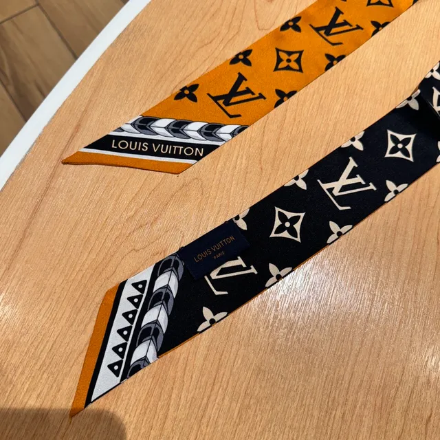 Louis Vuitton Monogram Écharpe de soie étroite réversible 8