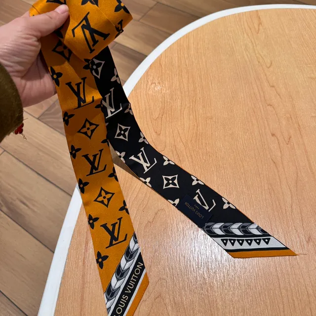 Louis Vuitton Monogram Écharpe de soie étroite réversible 9