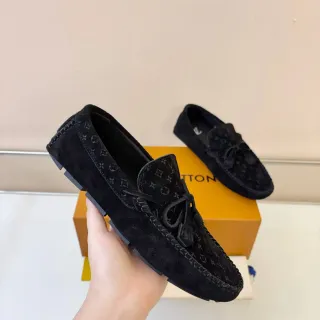 Louis Vuitton Monogram सूड टासल लूफर्स