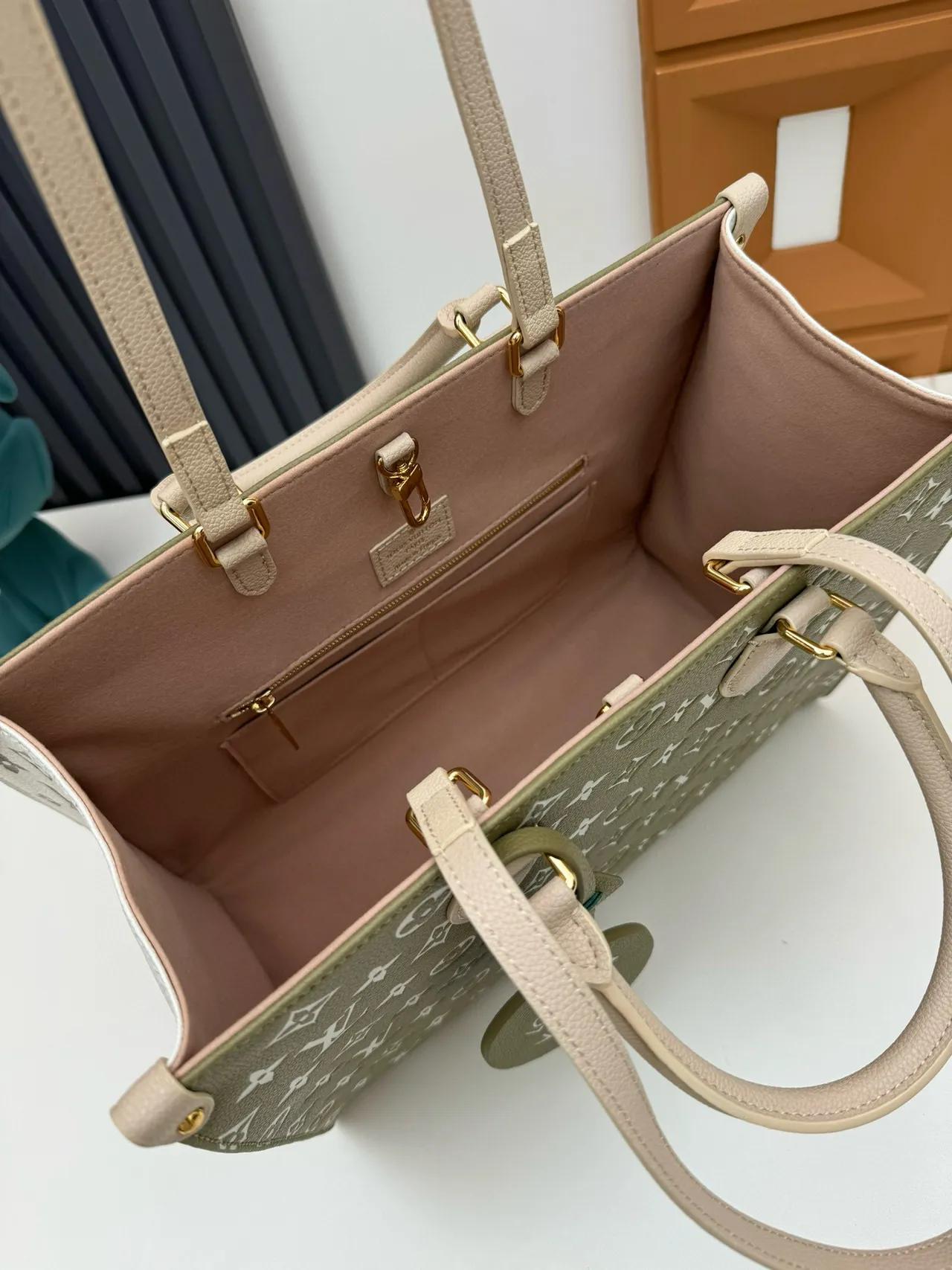 Louis Vuitton OnTheGo Tote Vert Olive monogramme à anse supérieure Sac Tote 3