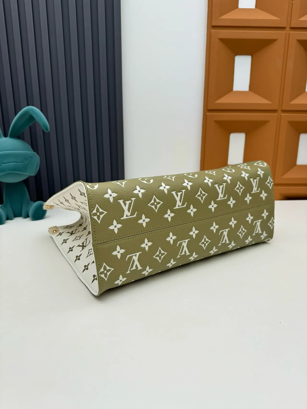 Louis Vuitton OnTheGo Tote Vert Olive monogramme à anse supérieure Sac Tote 4