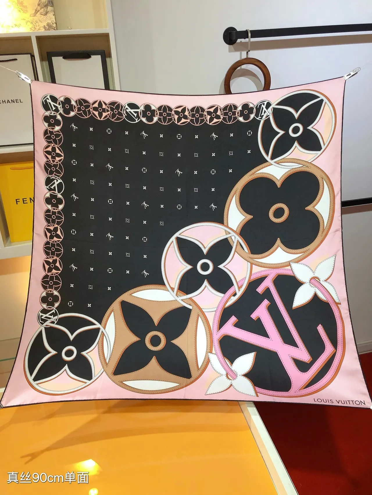 Louis Vuitton Écharpe de Soie Imprimée Florale Monogramme Rose Noir Carré 5