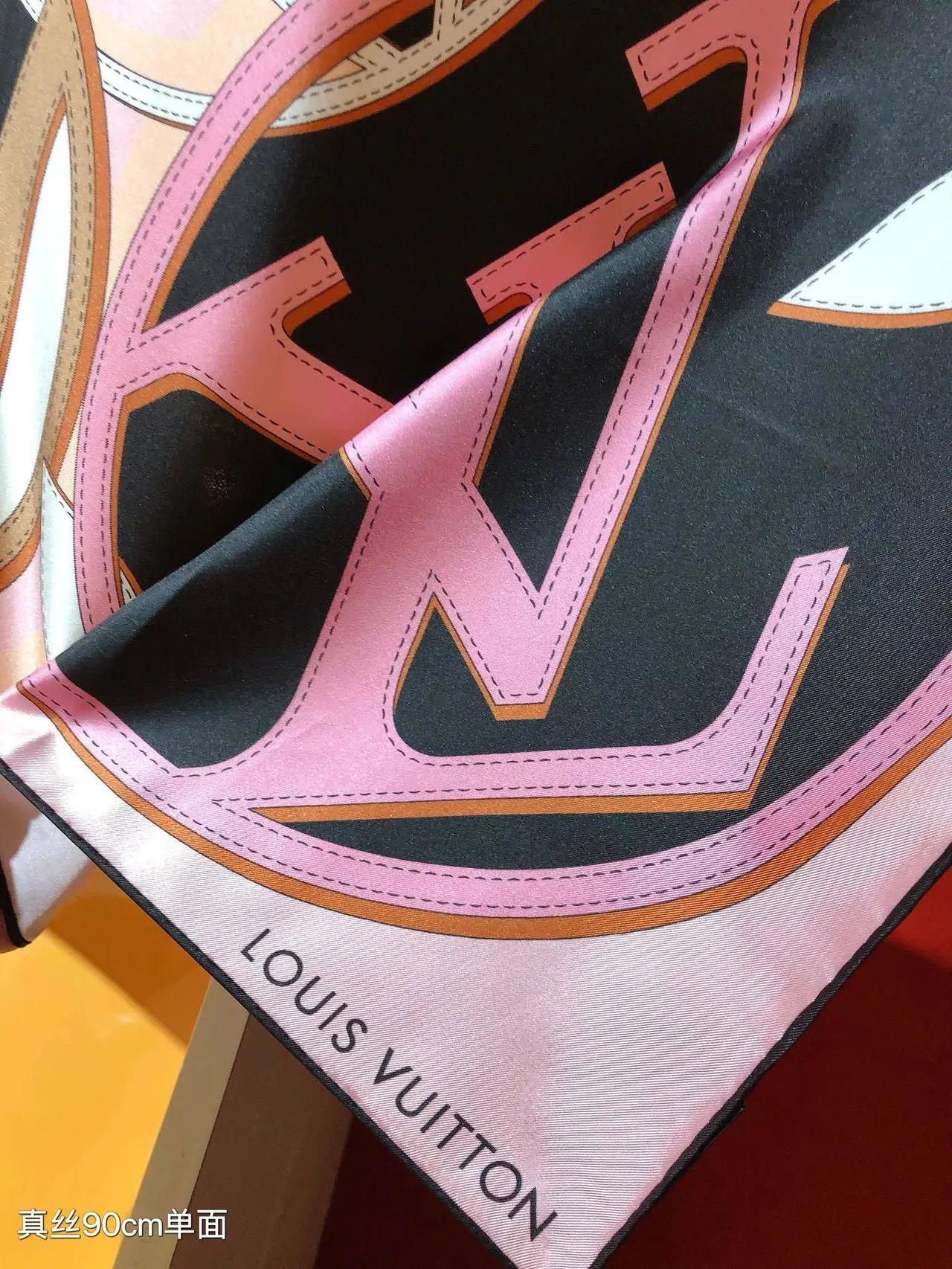 Louis Vuitton Écharpe de Soie Imprimée Florale Monogramme Rose Noir Carré 6