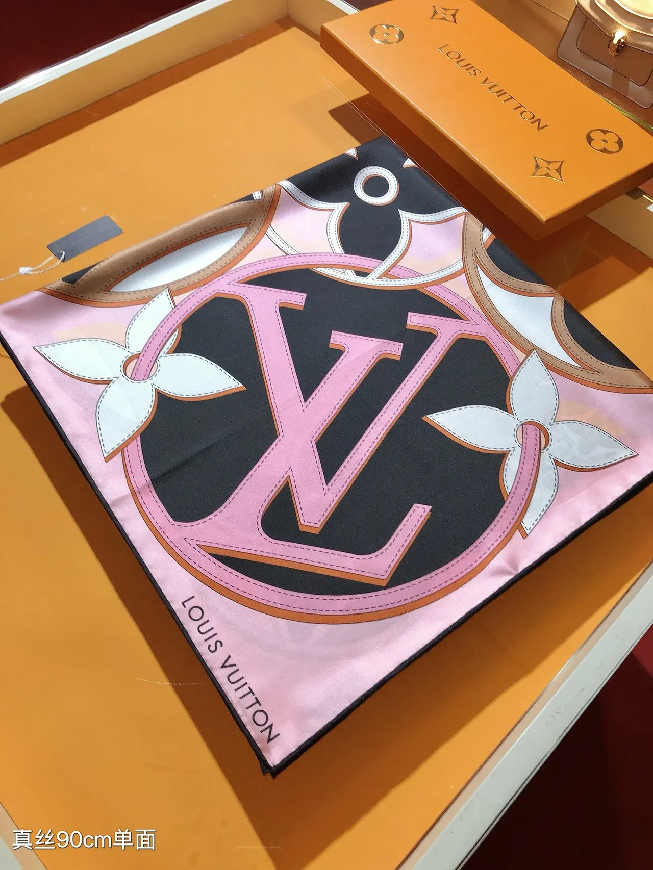 Louis Vuitton Écharpe de Soie Imprimée Florale Monogramme Rose Noir Carré 7