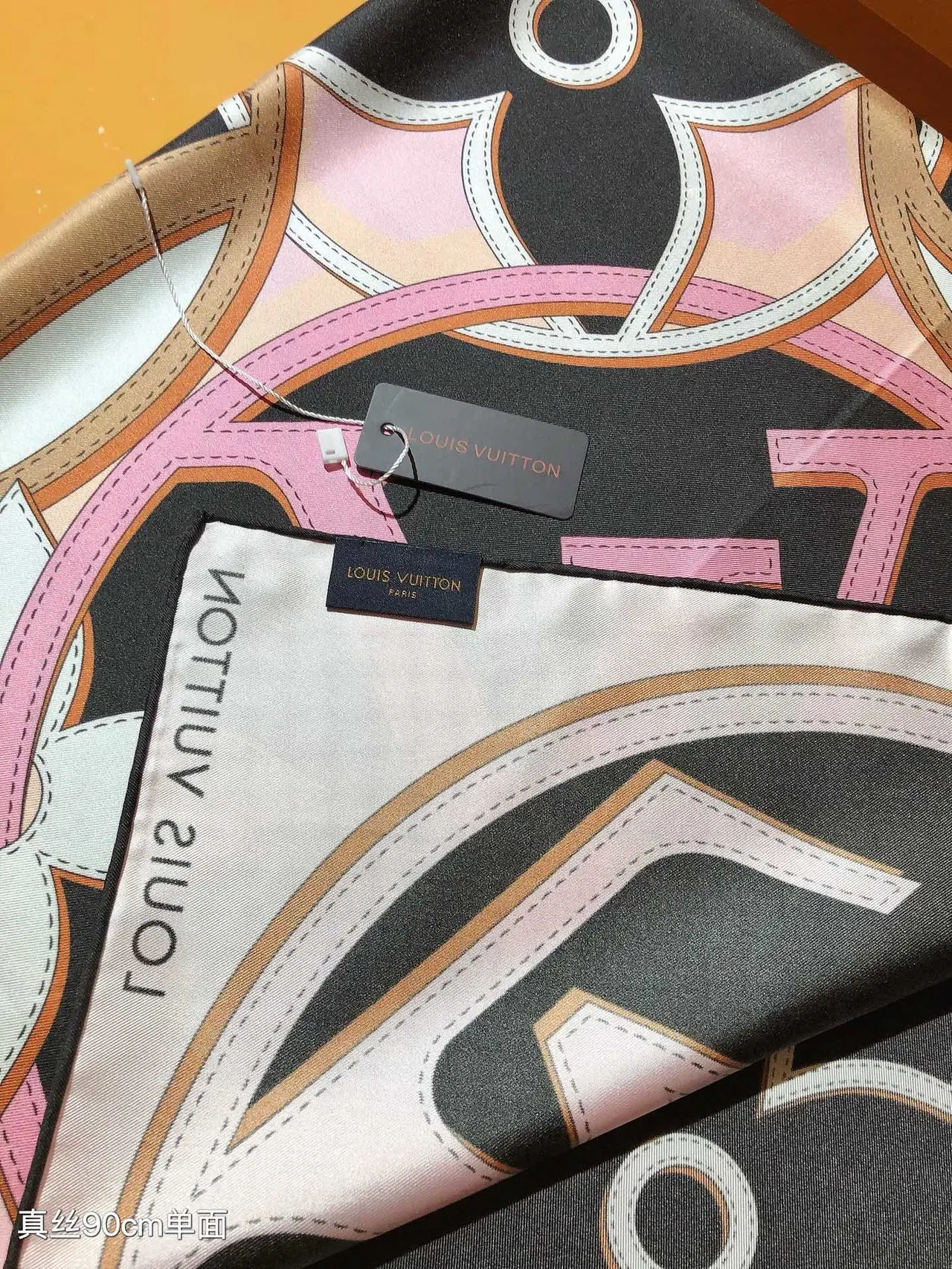 Louis Vuitton Écharpe de Soie Imprimée Florale Monogramme Rose Noir Carré 8