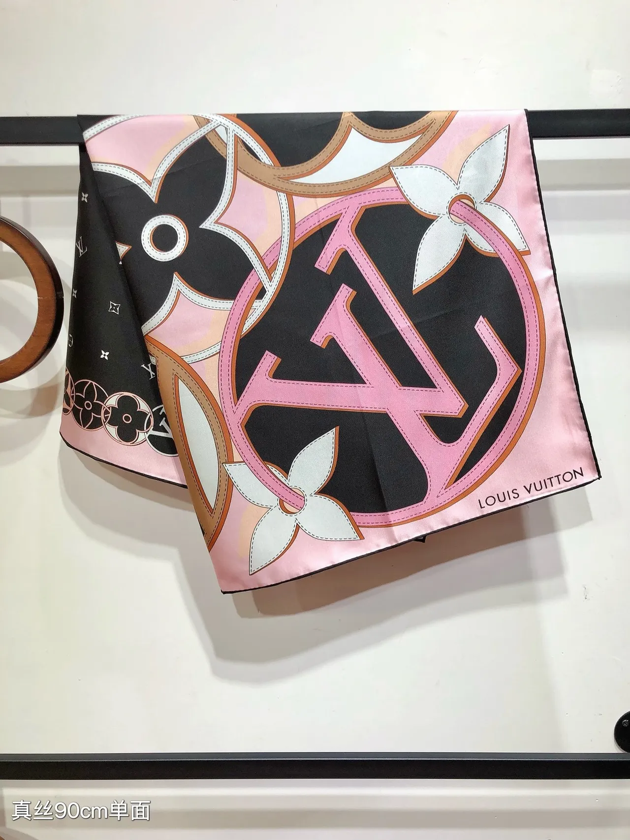 Louis Vuitton Écharpe de Soie Imprimée Florale Monogramme Rose Noir Carré 9