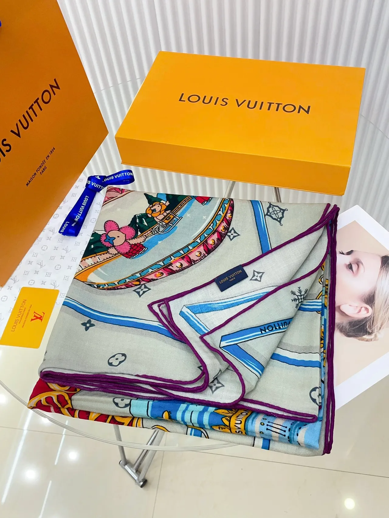 Louis Vuitton Écharpe en soie beige motif cartoon imprimé 5