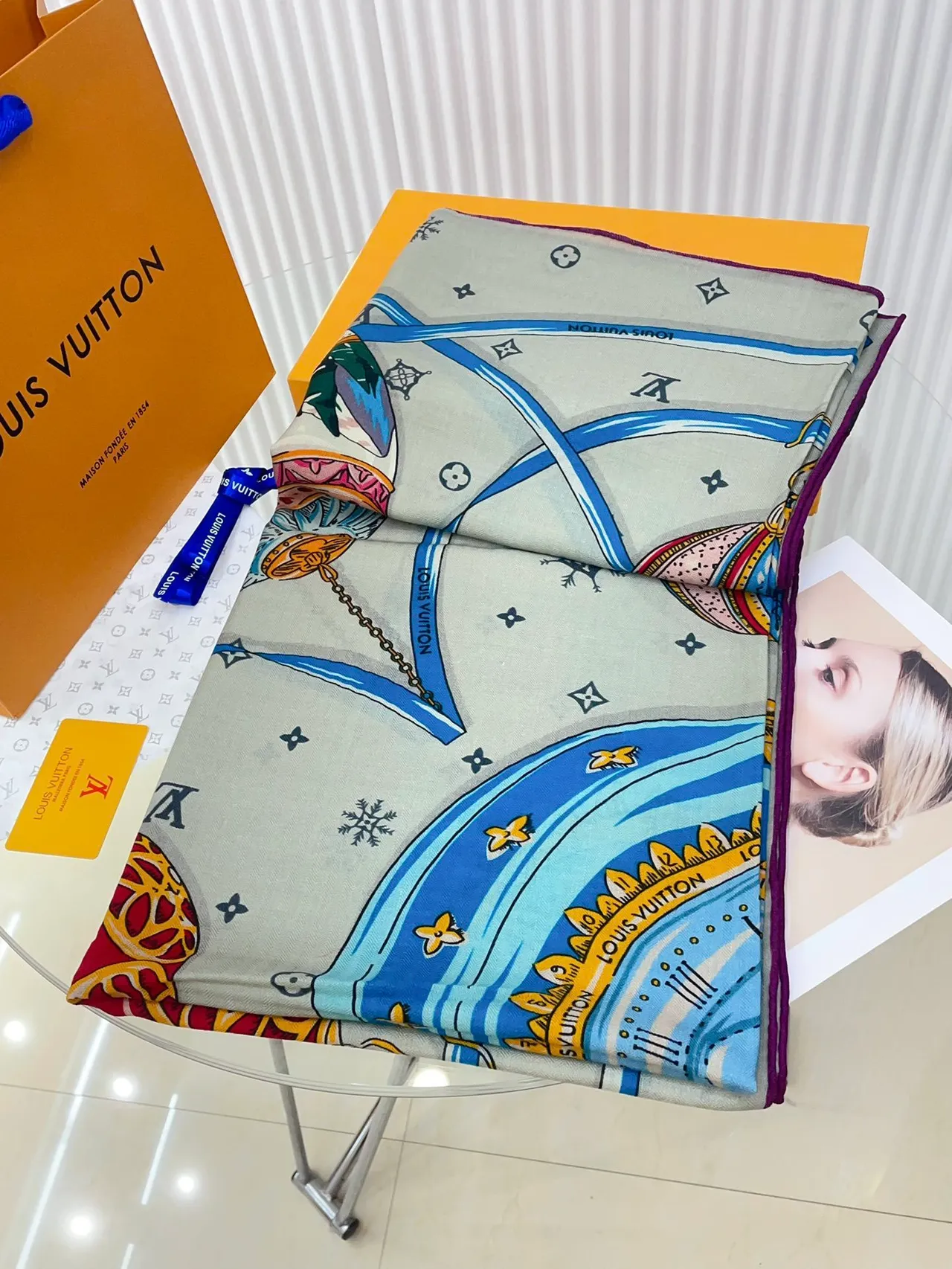 Louis Vuitton Écharpe en soie beige motif cartoon imprimé 6