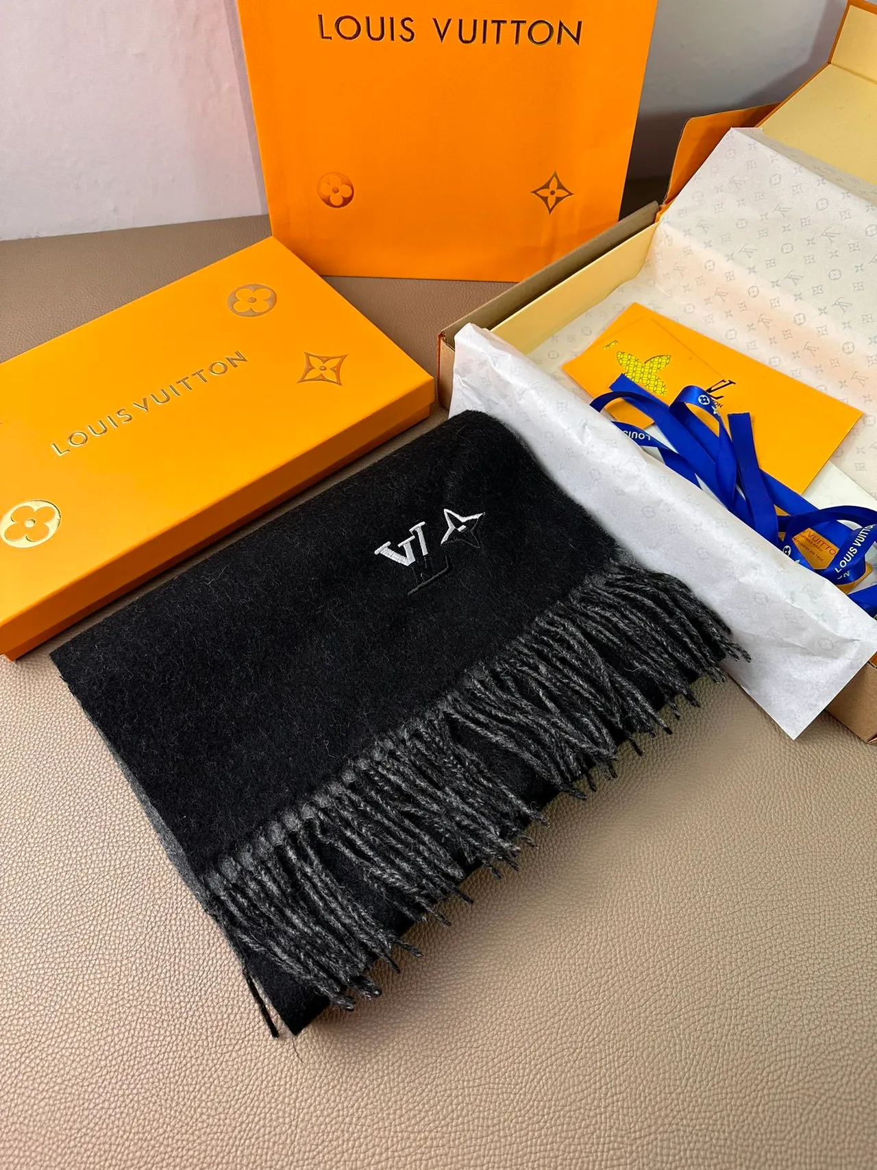 Louis Vuitton وشاح قابل للانعكاس أسود رمادي كشمير 4