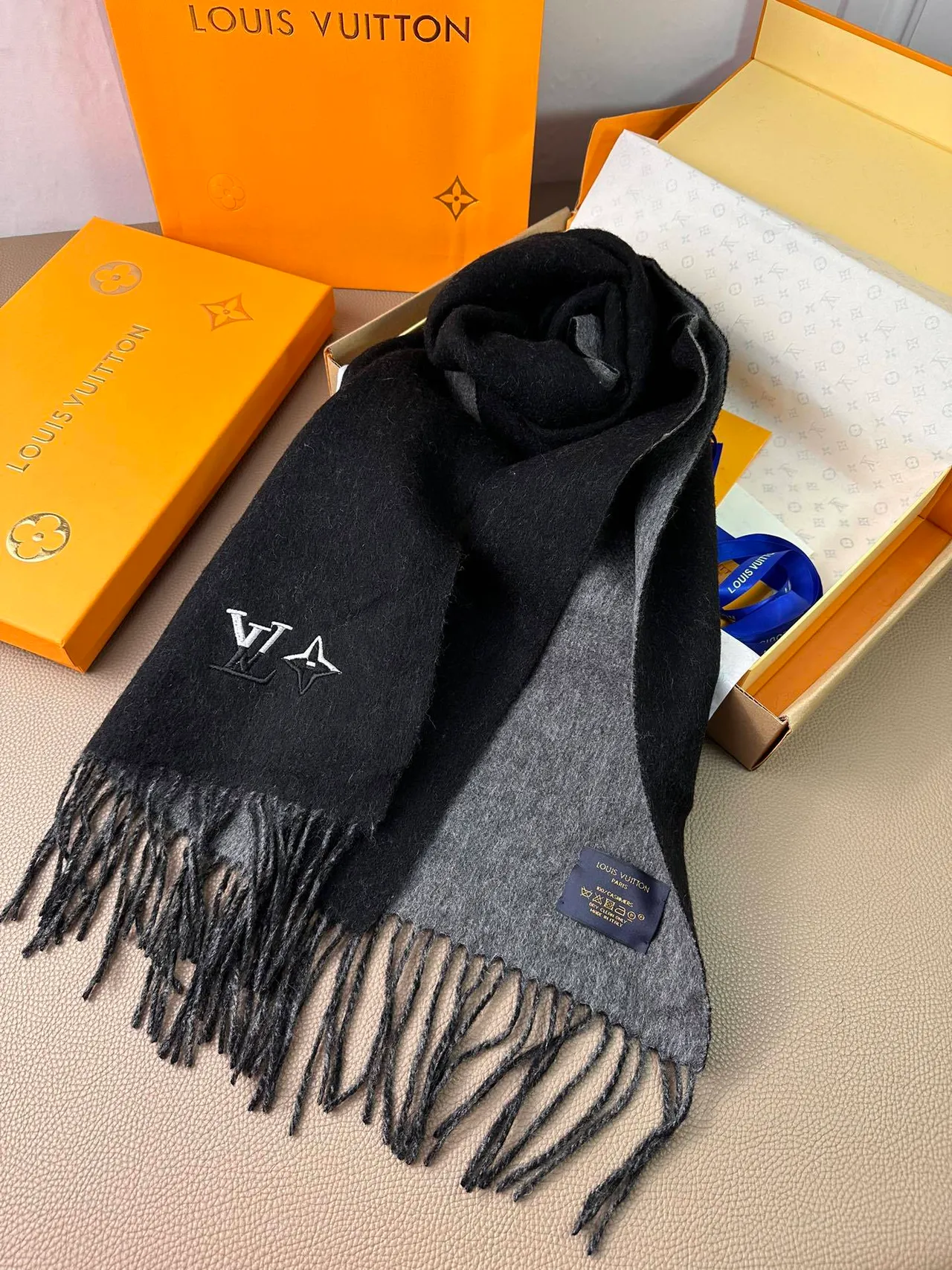 Louis Vuitton وشاح قابل للانعكاس أسود رمادي كشمير 7